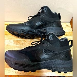 Mens size 11 Nike React SFB Carbon hiking boots.